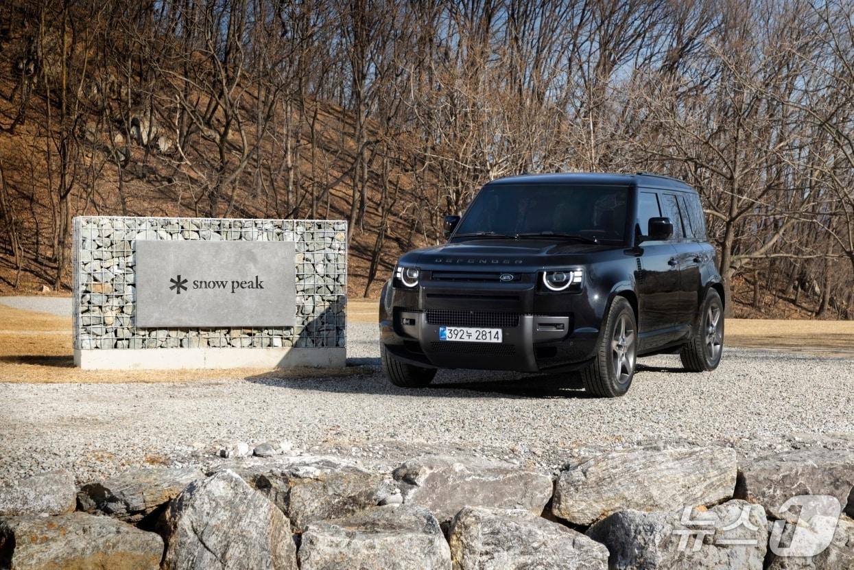 본문 이미지 - JLR 코리아는 스노우피크코리아와 업무협약(MOU)을 체결하고, 스노우피크 에버랜드 캠프필드에서 디펜더 전용 아웃도어 프로그램을 운영한다고 22일 밝혔다. 