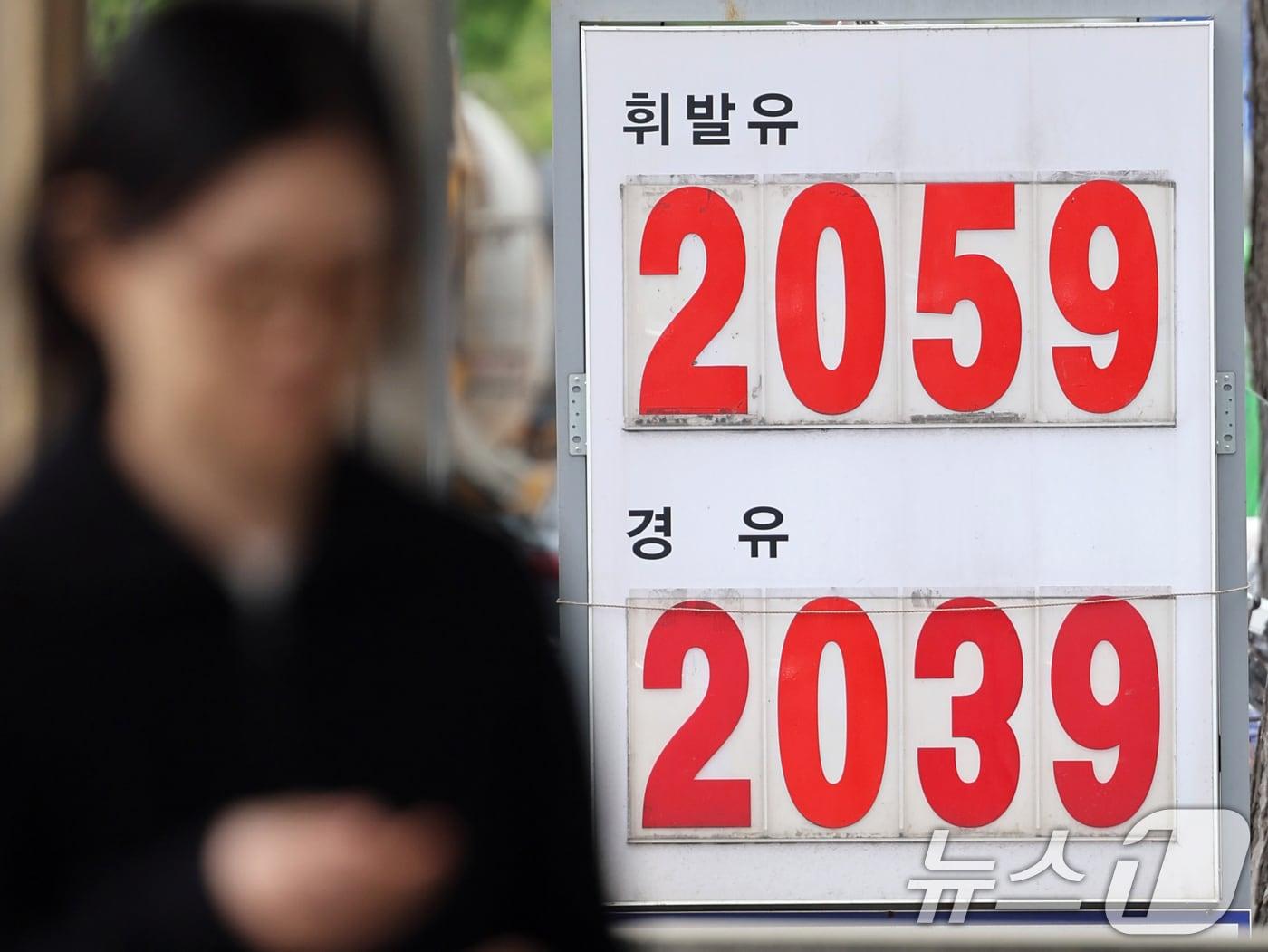 본문 이미지 - 22일 서울시내 한 주유소에 휘발유와 경유 가격이 표시되어 있다. 한국은행이 이날 발표한 '2026년 3월 생산자물가지수(잠정)'에 따르면 지난달 생산자물가지수는 125.24(2020년=100)로 전월 대비 1.6% 올랐다. 전년 동월 대비로는 4.1% 상승했다. 중동 전쟁으로 인한 국제 유가 상승의 영향으로 석탄 및 석유제품이 31.9% 급등했고, 화학제품도 6.7% 상승했다. ⓒ 뉴스1 황기선 기자