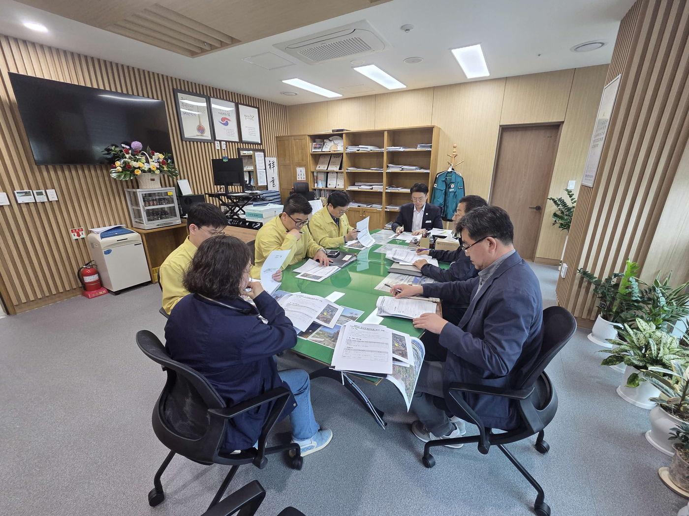 본문 이미지 - 소나무재선충병 피해 현황과 방제 상황 논의 모습.(서천군 제공. 재판매 및 DB금지)/뉴스1