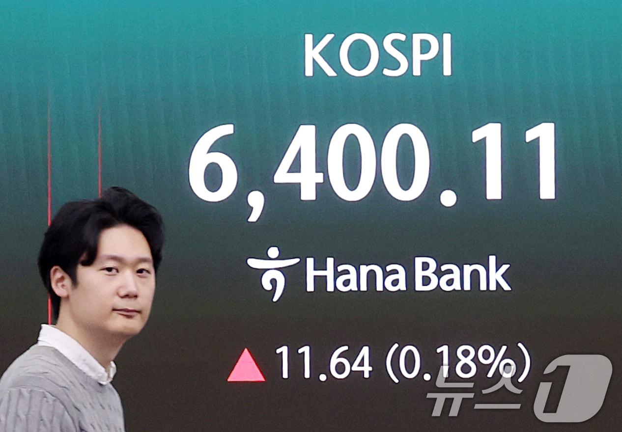 본문 이미지 - 코스피가 장중 6400선을 돌파한 뒤 혼조세를 보이고 있는 22일 오전 서울 중구 하나은행 딜링룸에 시황이 나오고 있다.  2026.4.22 ⓒ 뉴스1 조연우 인턴기자