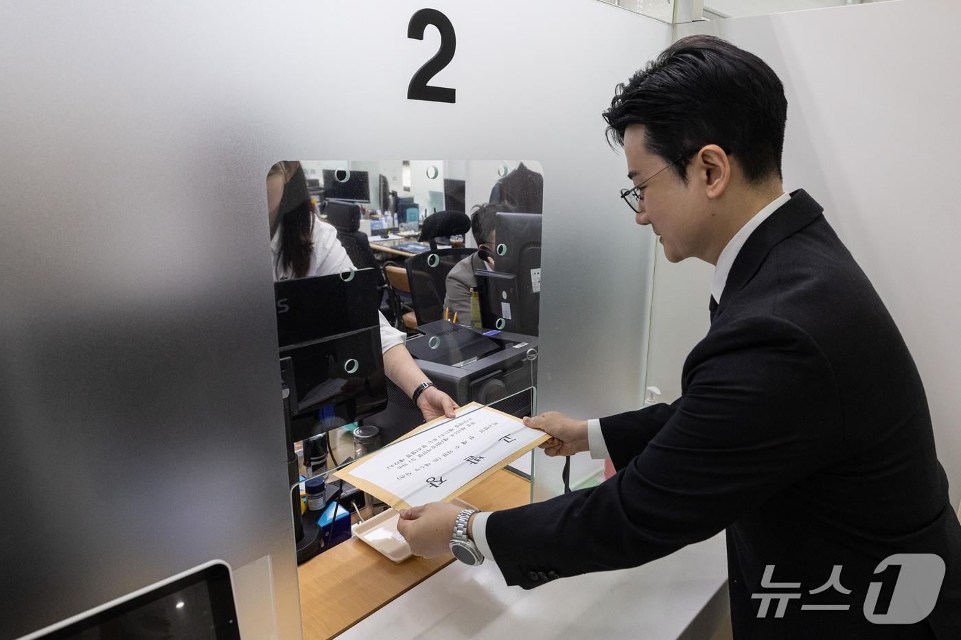 본문 이미지 - 정이한 개혁신당 부산시장 후보가 22일 부산지방검찰청 종합민원실을 방문해 전재수 후보를 증거인멸 교사 혐의로 고발장을 접수하고 있다.(정이한 선거캠프 제공. 재판매 및 DB금지)