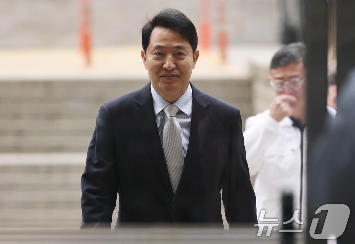 본문 이미지 - 오세훈 서울시장이 22일 오전 서울 서초구 서울중앙지방법원에서 열린 '명태균 여론조사 의혹' 사건 1심 속행 공판에 출석하고 있다. 2026.4.22 ⓒ 뉴스1 오대일 기자