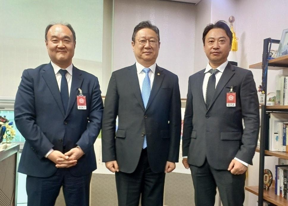 본문 이미지 - 대한수의사회는 최근 국회 의원회관을 방문해 '군인사법' 및 '병역법' 개정안을 대표 발의한 황희 더불어민주당 의원을 예방하고 간담회를 진행했다. 우연철 대한수의사회 회장(왼쪽부터), 황희 더불어민주당 국회의원, 황정연 서울특별시수의사회 회장(대한수의사회 제공). ⓒ 뉴스1