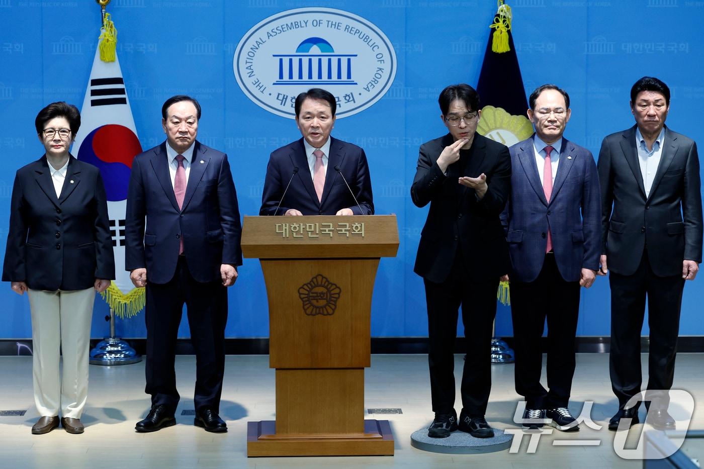 본문 이미지 - 성일종 국민의힘 의원이 22일 오전 서울 여의도 국회 소통관에서 정치 현안 관련 기자회견을 하고 있다. 성 의원은 이날 기자회견에서 국방부 답변에 대한 반박 및 정동영 통일부 장관에 대한 즉각 사퇴 등을 요구했다. 2026.4.22 ⓒ 뉴스1 박정호 기자