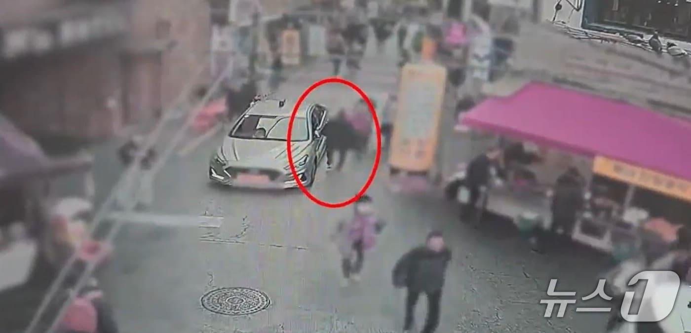 본문 이미지 - 지난 1월 16일 오후 2시 23분쯤 부산 부산진구 일대에서 A 씨가 범행을 저지르는 모습. (부산경찰청 제공. 재판매 및 DB금지)