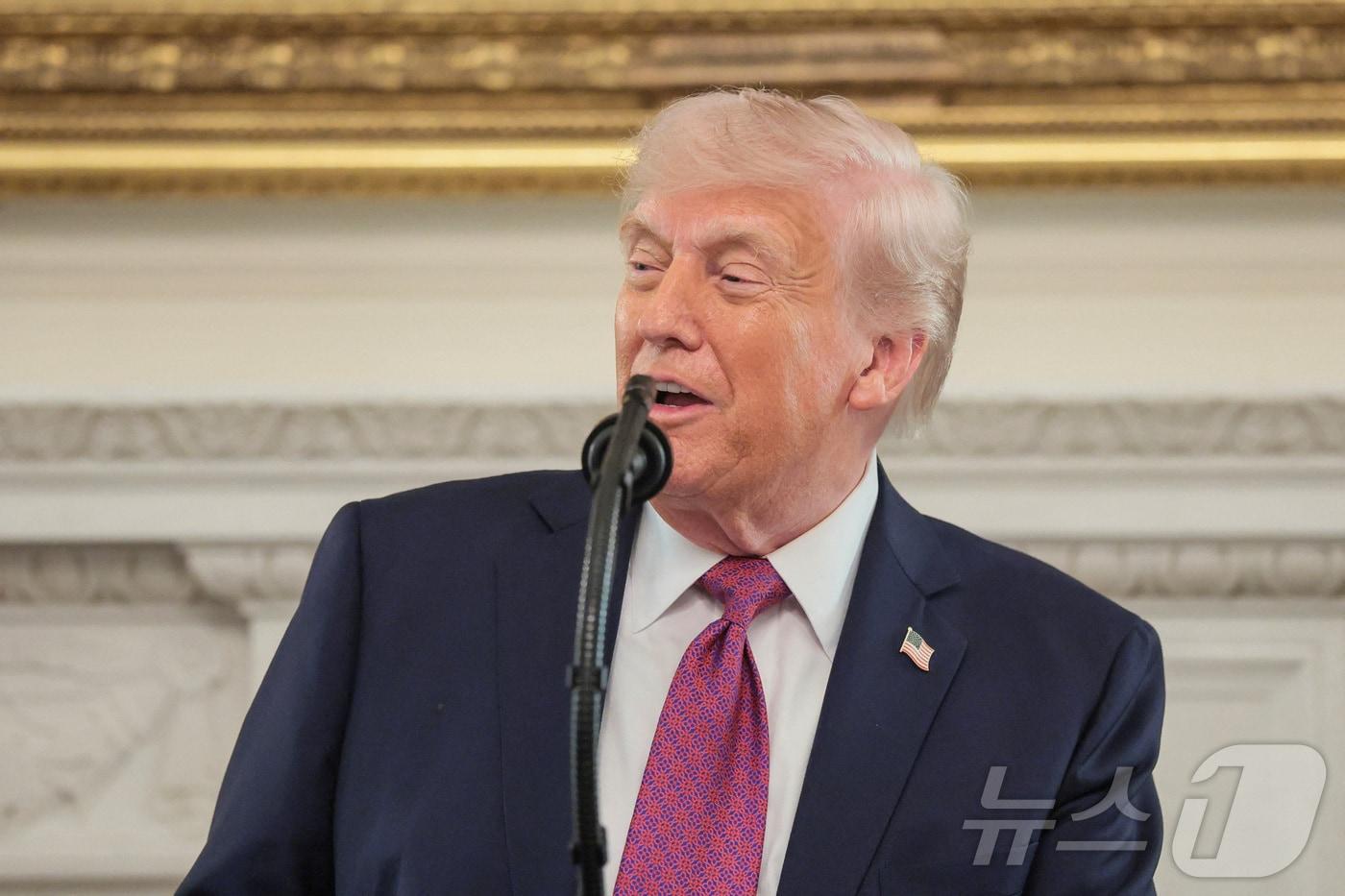 본문 이미지 - 도널드 트럼프 미국 대통령이 21일(현지시간) 워싱턴 백악관에서 미국대학스포츠협회(NCAA) 농구 대회 우승자들에게 연설하고 있다. 2026.4.21 ⓒ 로이터=뉴스1