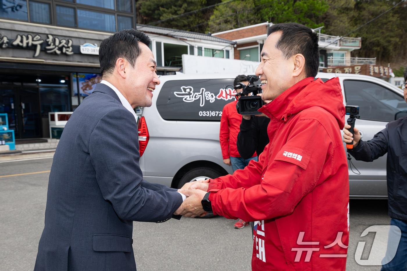 본문 이미지 - 장동혁 국민의힘 대표와 김진태 강원특별자치도지사가 22일 강원 양양군 수산리어촌마을회관에서 열린 '강원이 올라갈 시간, 내 삶이 특별해지는 약속' 마을회관 현장 공약 발표에 참석하며 인사하고 있다. 2026.4.22 ⓒ 뉴스1 유승관 기자