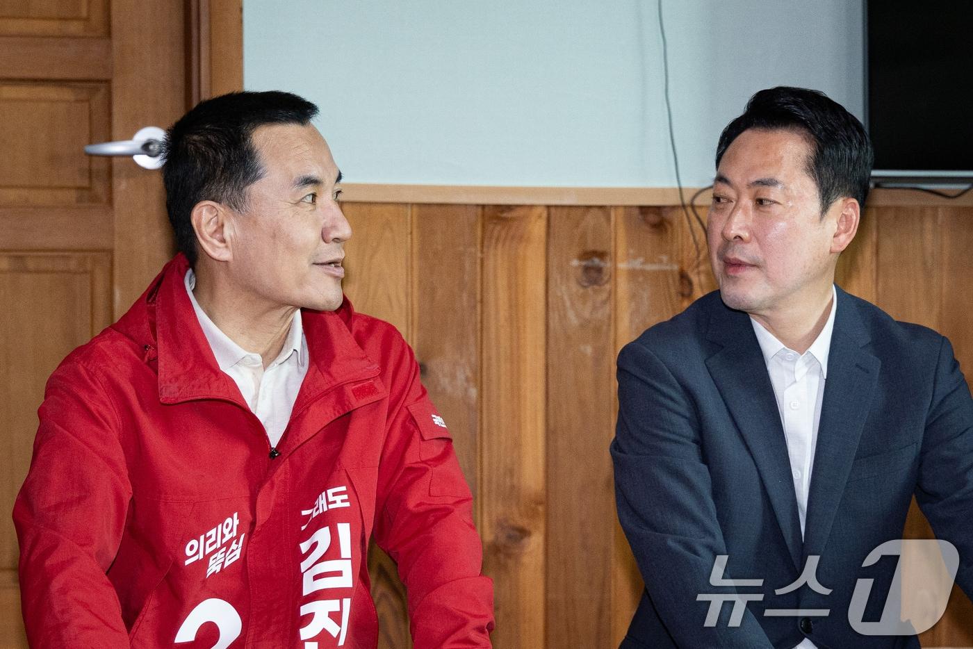 본문 이미지 - 장동혁 국민의힘 대표와 김진태 강원특별자치도지사가 22일 강원 양양군 수산리어촌마을회관에서 열린 '강원이 올라갈 시간, 내 삶이 특별해지는 약속' 마을회관 현장 공약 발표에서 대화하고 있다. 2026.4.22 ⓒ 뉴스1 유승관 기자