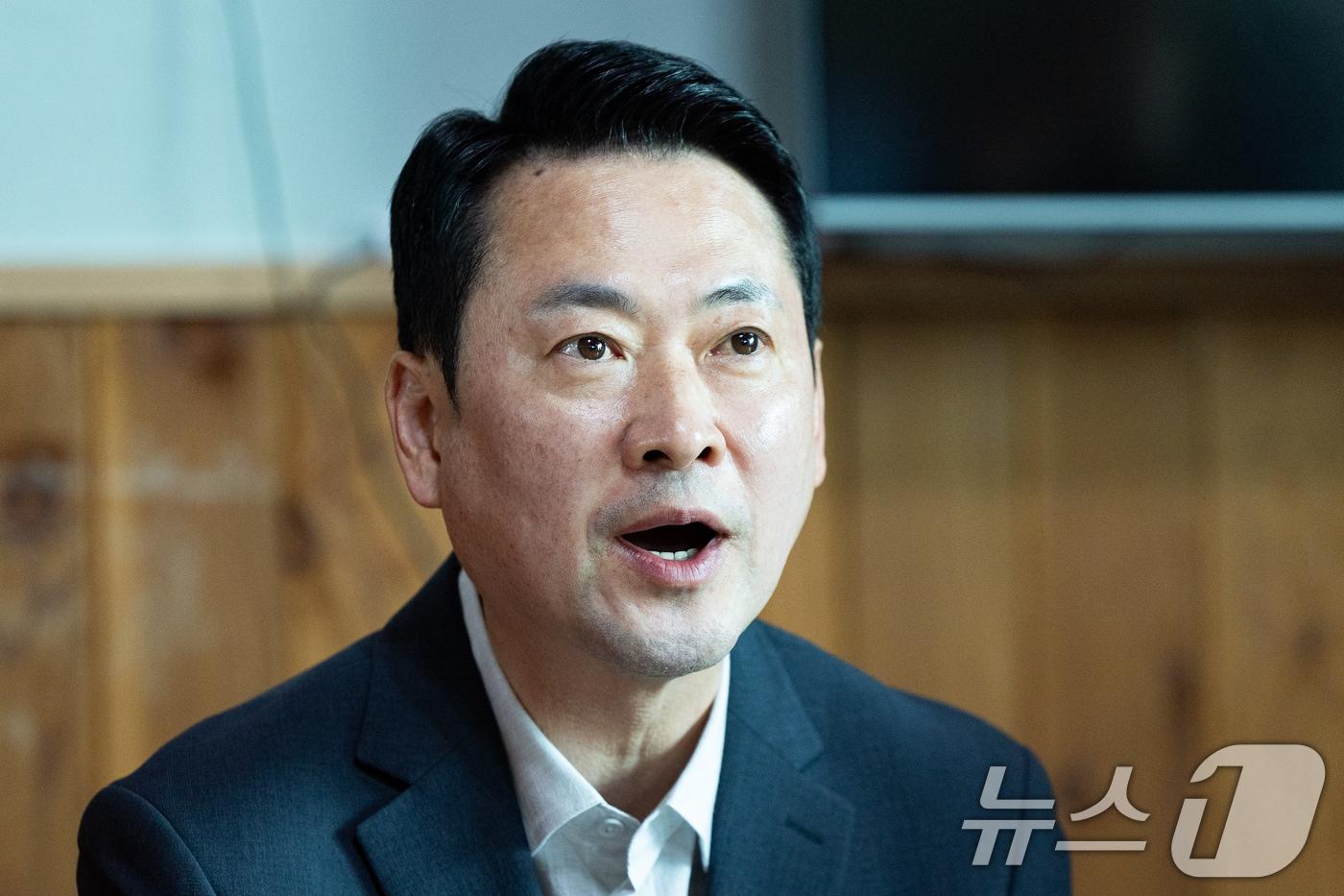 본문 이미지 - 장동혁 국민의힘 대표가 22일 강원 양양군 수산리어촌마을회관에서 열린 '강원이 올라갈 시간, 내 삶이 특별해지는 약속' 마을회관 현장 공약 발표에서 인사말 및 공약을 발표하고 있다. 2026.4.22 ⓒ 뉴스1 유승관 기자