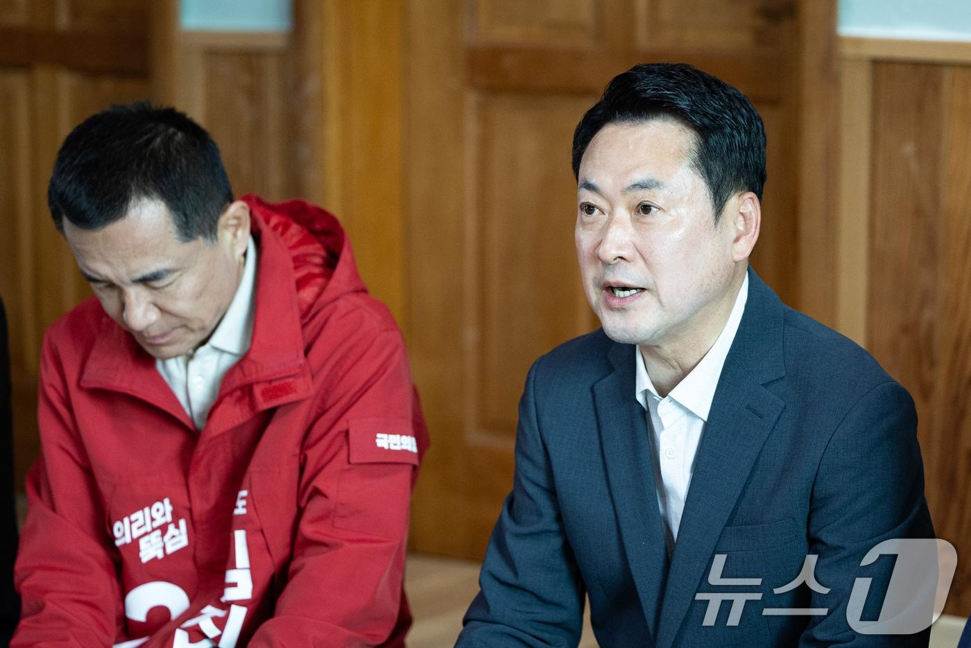 본문 이미지 - 장동혁 국민의힘 대표가 22일 강원 양양군 수산리어촌마을회관에서 열린 '강원이 올라갈 시간, 내 삶이 특별해지는 약속' 마을회관 현장 공약 발표에서 인사말 및 공약을 발표하고 있다. 2026.4.22 ⓒ 뉴스1 유승관 기자