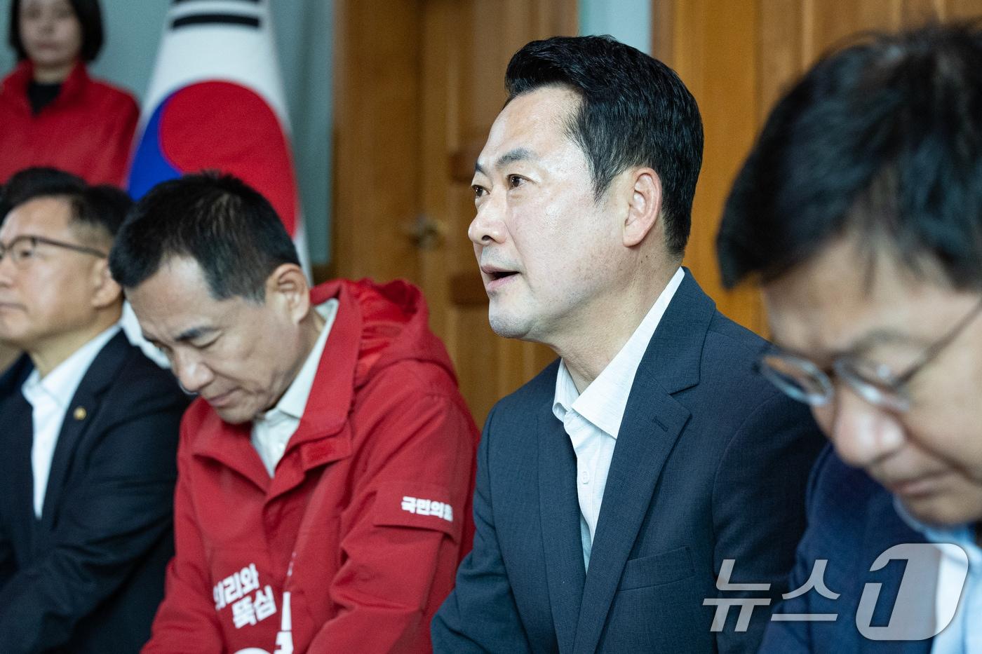 본문 이미지 - 장동혁 국민의힘 대표가 22일 강원 양양군 수산리어촌마을회관에서 열린 '강원이 올라갈 시간, 내 삶이 특별해지는 약속' 마을회관 현장 공약 발표에서 인사말 및 공약을 발표하고 있다. ⓒ 뉴스1 유승관 기자