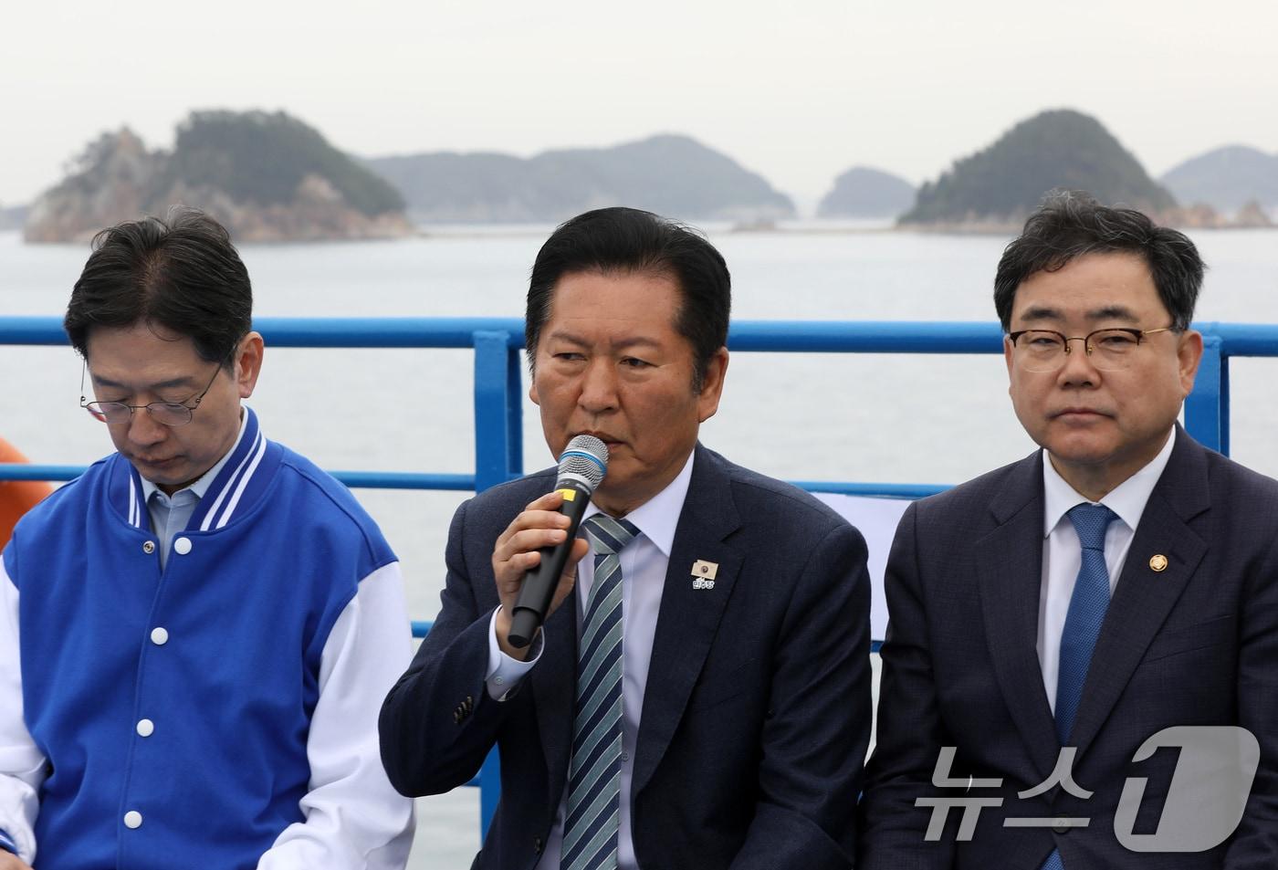 본문 이미지 - 정청래 더불어민주당 대표가 22일 경남 통영 욕지도에서 통영시로 향하는 선박 위에서 열린 '욕지도 선상 최고위원회의'에서 발언을 하고 있다. 배 위에서 이뤄지는 현장 최고위는 이번이 처음이다. 2026.4.22 ⓒ 뉴스1 윤일지 기자
