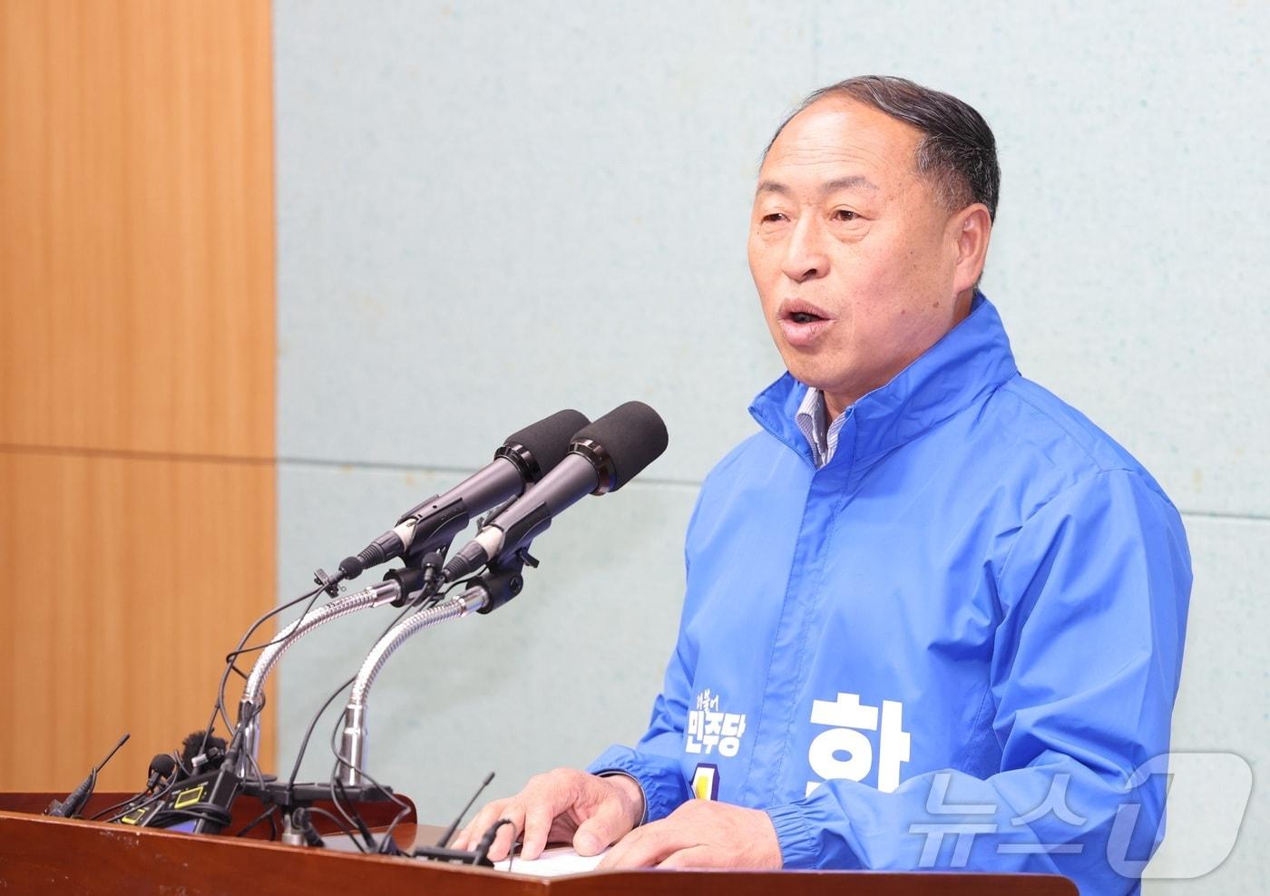 본문 이미지 - 더불어민주당 한득수 임실군수 예비후보가 22일 전북 전주시 전북특별자치도의회에서 긴급 기자회견을 열고 돈봉투 살포 의혹 관련 입장발표를 하고 있다. 2026.4.22 ⓒ 뉴스1 유경석 기자