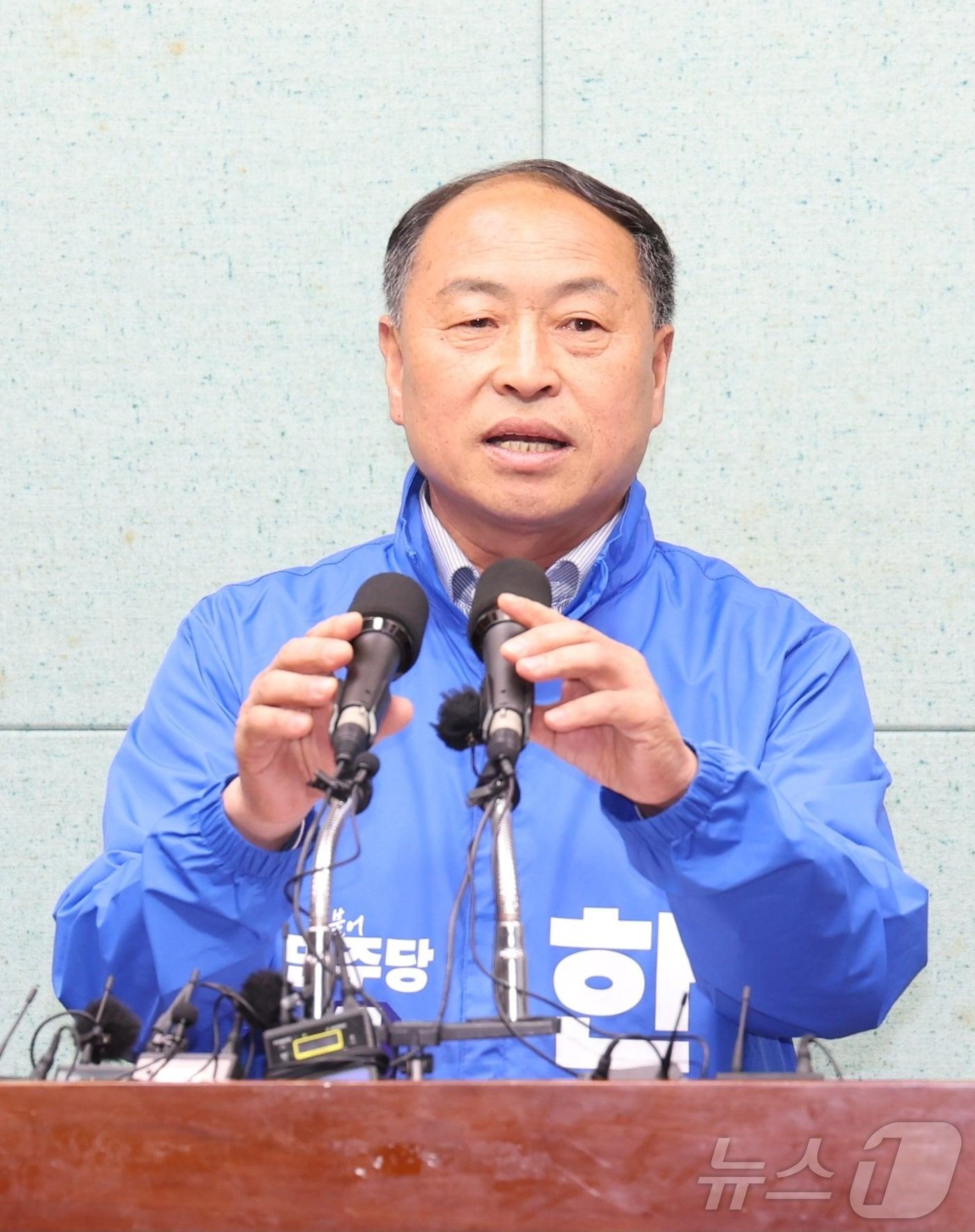 본문 이미지 - 더불어민주당 한득수 임실군수 예비후보가 22일 전북 전주시 전북특별자치도의회에서 긴급 기자회견을 열고 돈봉투 살포 의혹 관련 입장발표를 하고 있다. 2026.4.22 ⓒ 뉴스1 유경석 기자