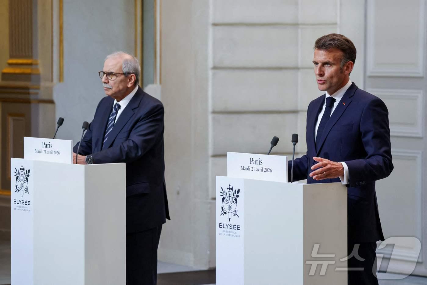 본문 이미지 - 에마뉘엘 마크롱 프랑스 대통령(오른쪽)과 나와프 살람 레바논 총리가 21일(현지시간) 프랑스 파리에서 회담을 마친 뒤 공동 기자회견을 갖고 있다. ⓒ AFP=뉴스1