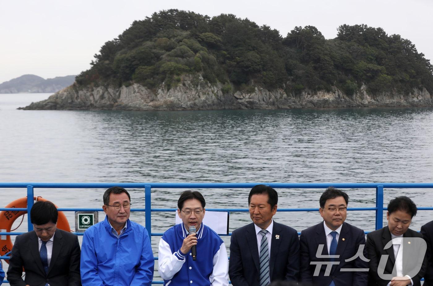 본문 이미지 - 김경수 더불어민주당 경남도지사 후보가 22일 경남 통영 욕지도에서 통영시로 향하는 선박 위에서 열린 '욕지도 선상 최고위원회의'에서 발언을 하고 있다. 배 위에서 이뤄지는 현장 최고위는 이번이 처음이다. 2026.4.22 ⓒ 뉴스1 윤일지 기자