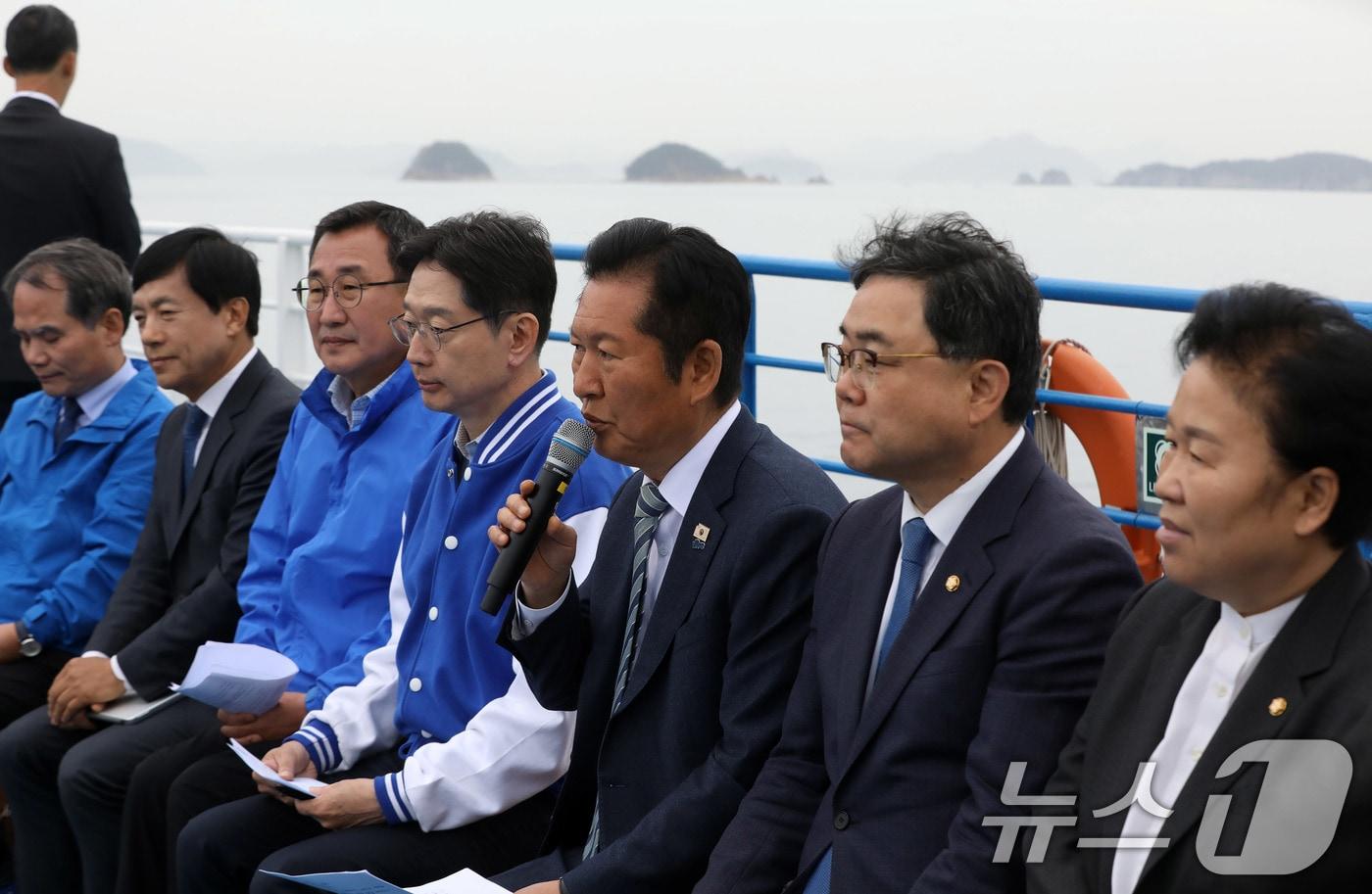 본문 이미지 - 정청래 더불어민주당 대표가 22일 경남 통영 욕지도에서 통영시로 향하는 선박 위에서 열린 '욕지도 선상 최고위원회의'에서 발언을 하고 있다. 배 위에서 이뤄지는 현장 최고위는 이번이 처음이다. 2026.4.22 ⓒ 뉴스1 윤일지 기자