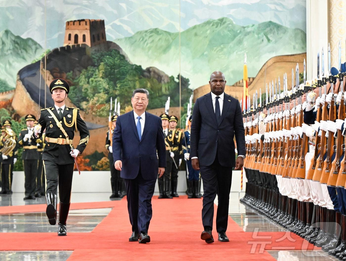 본문 이미지 - 시진핑 중국 국가주석과 다니엘 사프 모잠비크 대통령이 21일 베이징에서 회담하기에 앞서 사프 대통령 환영 행사가 개최되고 있다. 2026.4.21 ⓒ 신화=뉴스1