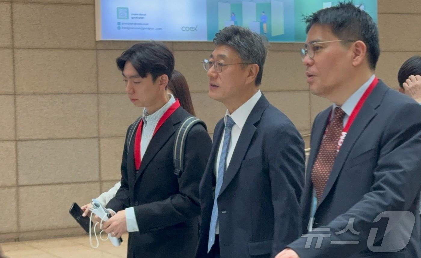 본문 이미지 - 정재헌 SK텔레콤 대표(가운데) ⓒ 뉴스1 이민주 기자