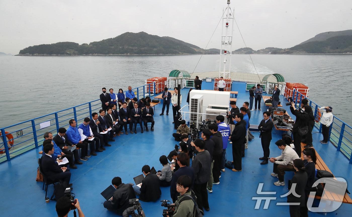 본문 이미지 - 정청래 더불어민주당 대표가 22일 경남 통영 욕지도에서 통영시로 향하는 선박 위에서 열린 '욕지도 선상 최고위원회의'에서 발언을 하고 있다. 배 위에서 이뤄지는 현장 최고위는 이번이 처음이다. 2026.4.22 ⓒ 뉴스1 윤일지 기자