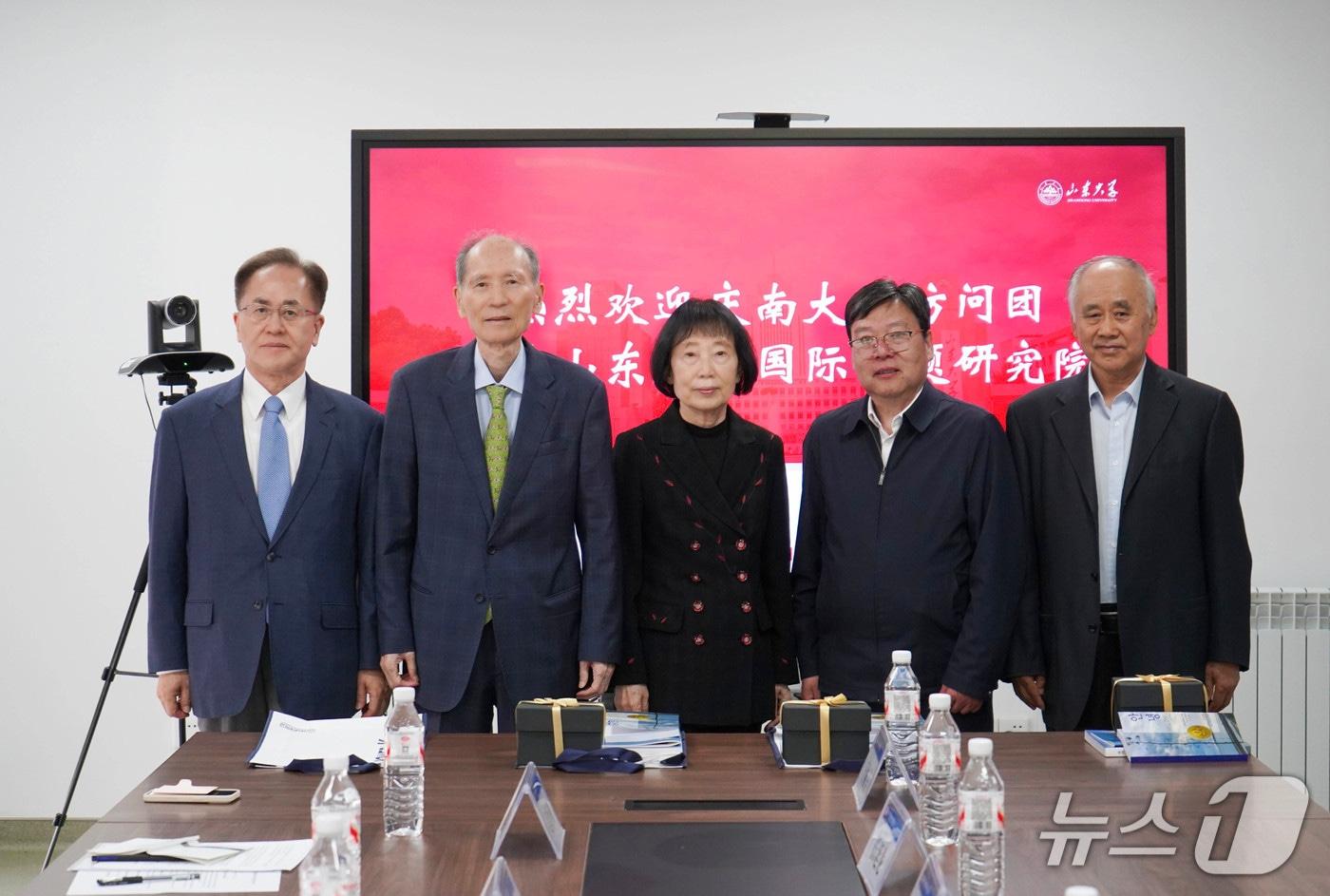 본문 이미지 - 박재규 경남대 총장(왼쪽에서 두번째)이 지난 21일 산동대 위해캠퍼스에서 열린 회의에서 산동대 관계자들과 기념사진을 촬영하고 있다.(경남대 제공. 재판매 및 DB금지)