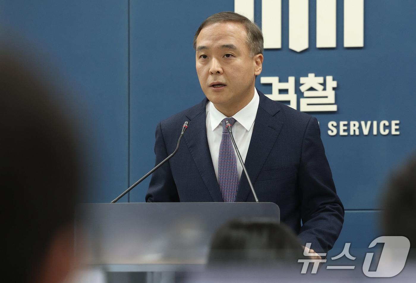 본문 이미지 - 안동건 서울중앙지검 제1차장검사가 22일 서초구 서울고등검찰청 브리핑룸에서 감사원 고위공무원 뇌물수수 사건 처분 관련 브리핑을 하고 있다. 2026.4.22 ⓒ 뉴스1 오대일 기자