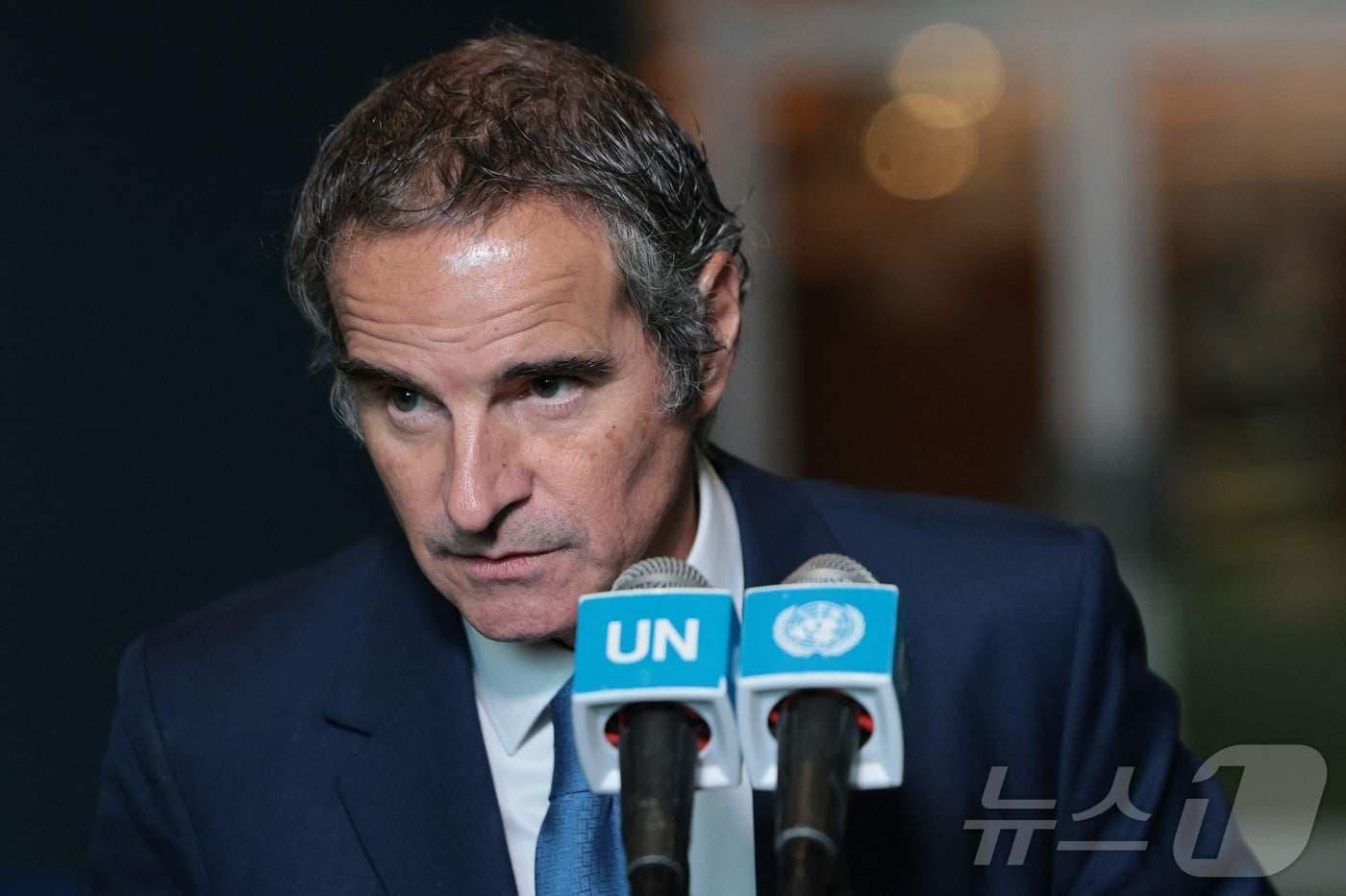 본문 이미지 - 라파엘 그로시 국제원자력기구(IAEA) 사무총장이 21일(현지시간) 뉴욕시 유엔 본부에서 언론과 대화하고 있다. 2026.4.21 ⓒ AFP=뉴스1