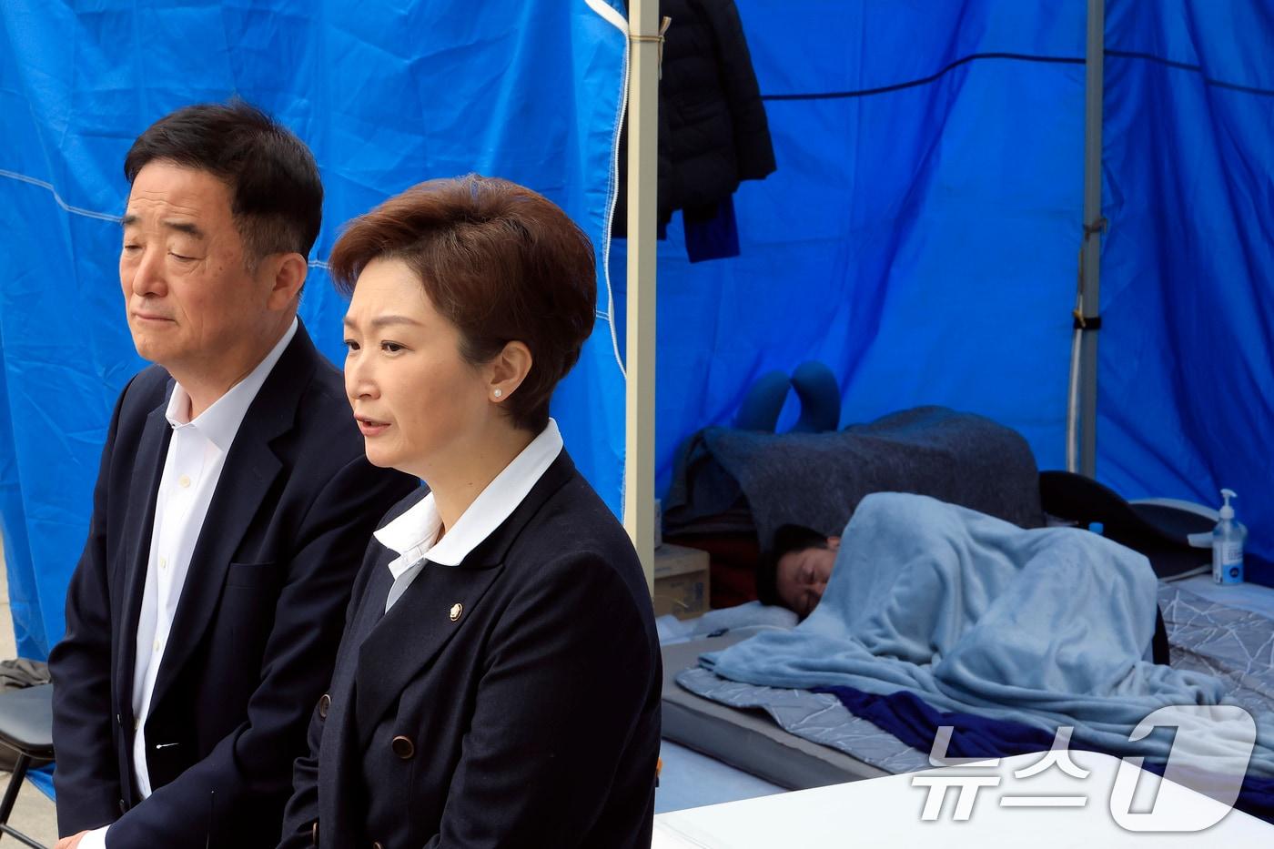 본문 이미지 - 강득구, 이언주 더불어민주당 최고위원이 22일 오전 서울 여의도 국회 본청 앞 안호영 의원 단식장 앞에서 기자회견을 하고 있다. 안 의원은 건강악화로 이날 오후 1시 40분쯤 녹색병원으로 긴급후송됐다. 2026.4.22 ⓒ 뉴스1 박정호 기자