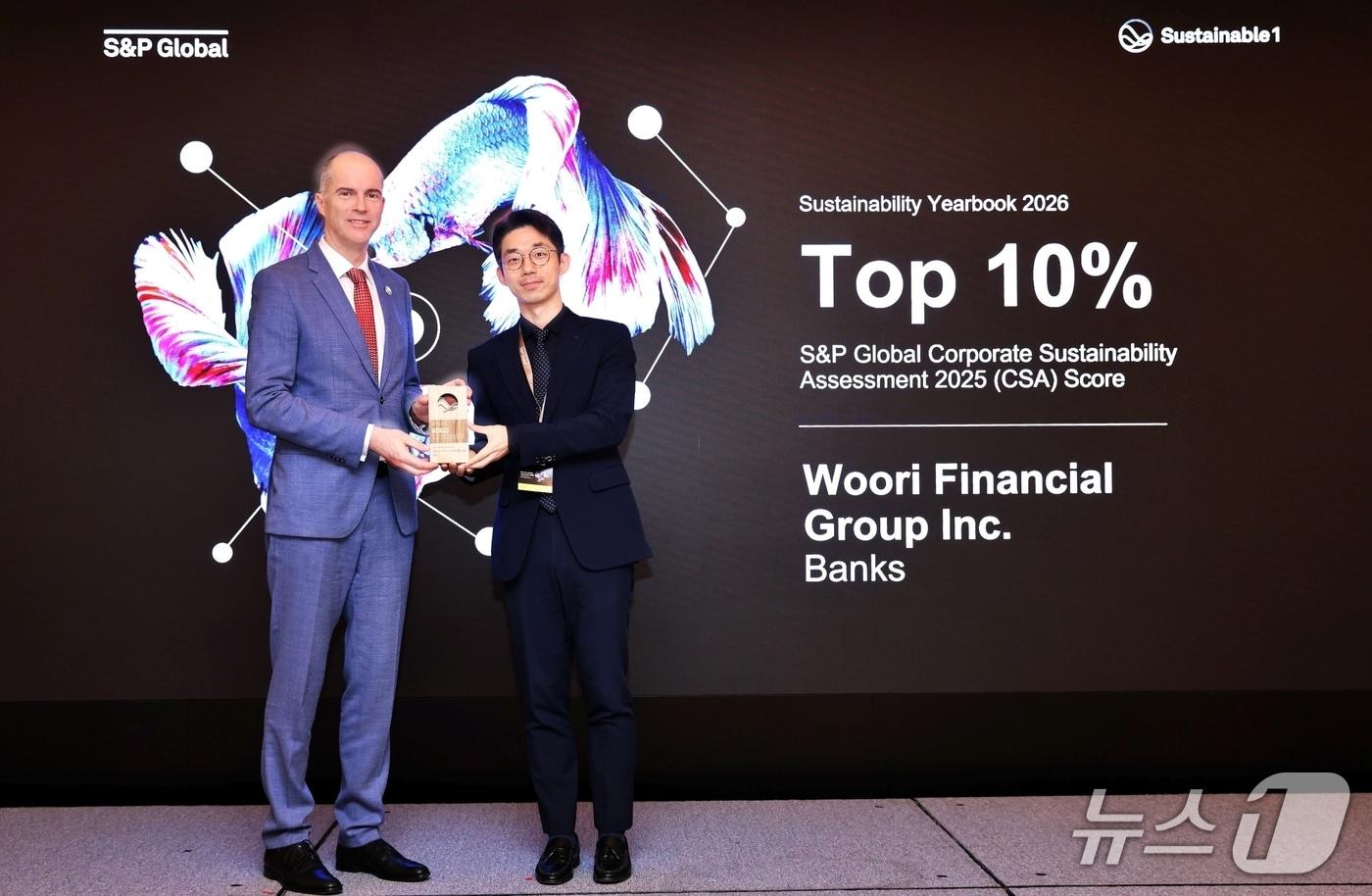 본문 이미지 - 우리금융그룹이 지난 14일 서울 웨스틴조선호텔에서 열린 S&P 글로벌 '지속가능성 평가'에서 상위 10% 기업에 선정됐다. 2026.04.14 / 사진제공=우리금융그룹