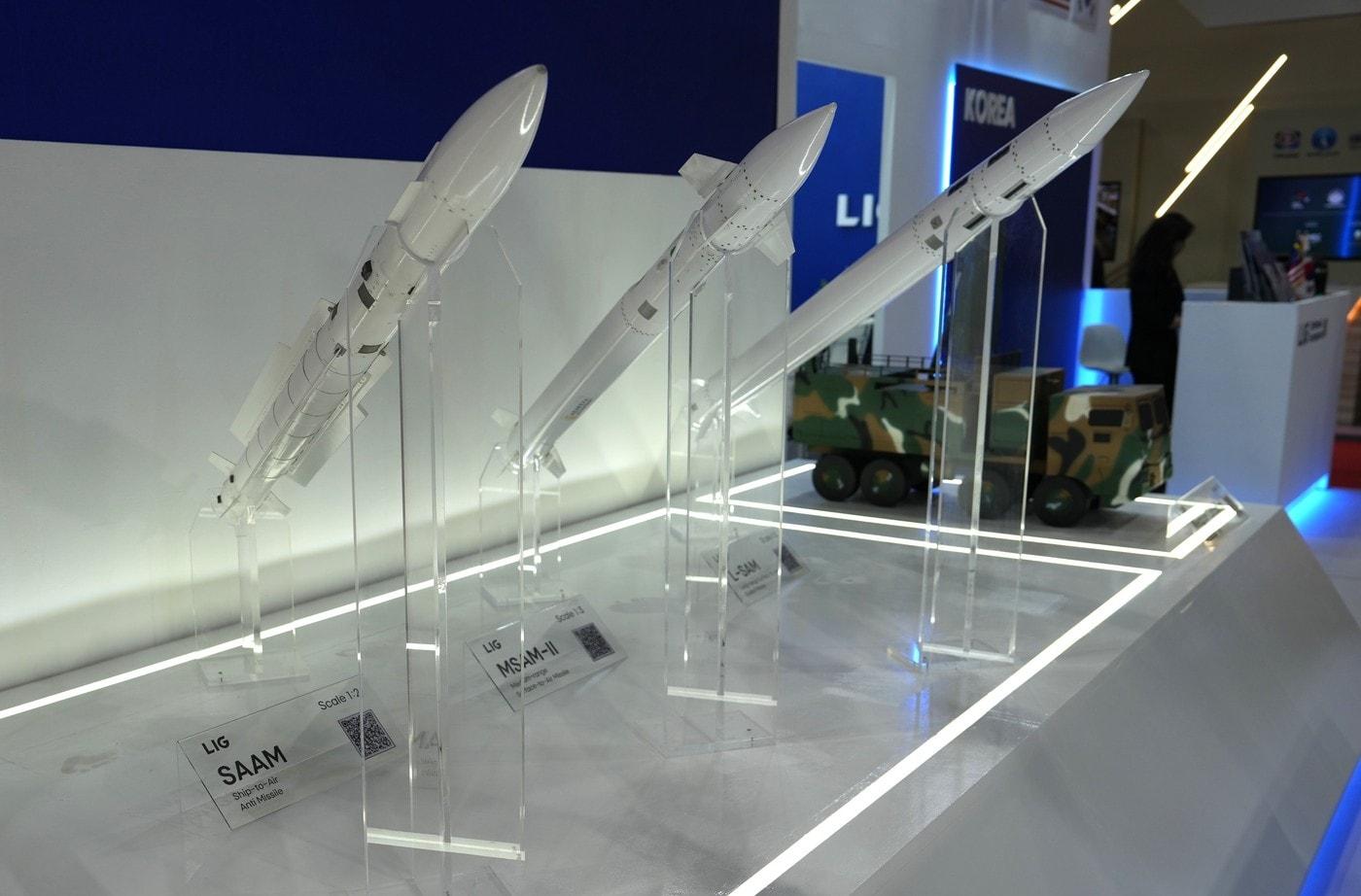 본문 이미지 - 'DSA 2026' LIG 부스의 천궁과 해궁.(한국방위산업진흥회 제공)