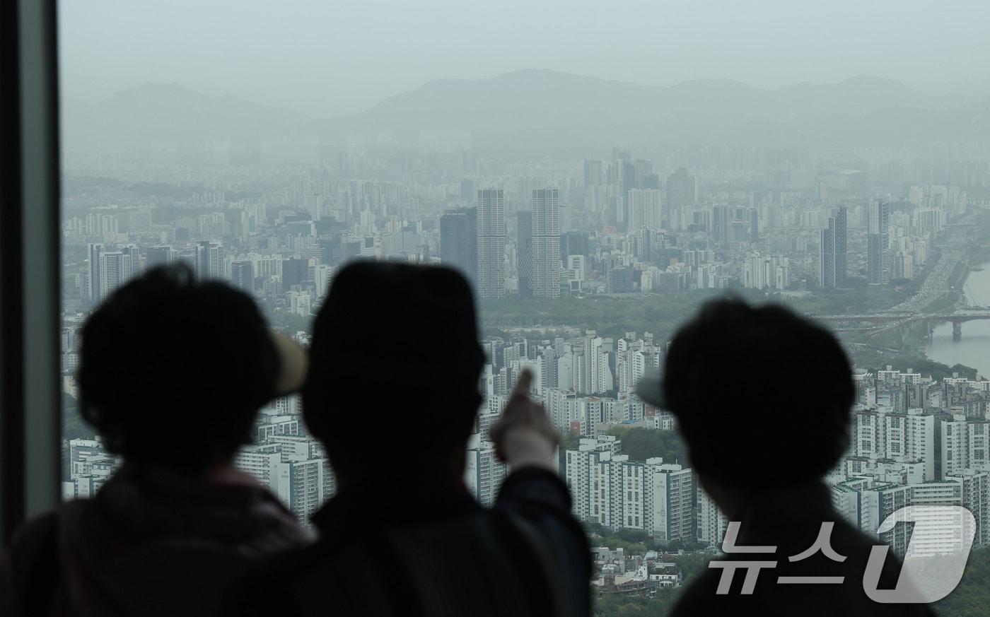 본문 이미지 - 서울 중구 남산타워 전망대에서 바라본 서울시내가 황사 영향으로 뿌옇게 보이고 있다. 2026.4.22 ⓒ 뉴스1 임지훈 인턴기자