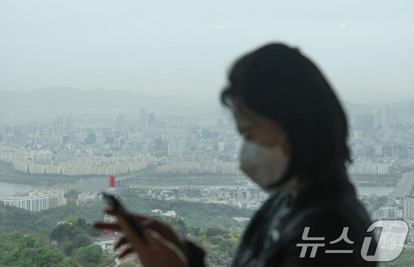 본문 이미지 - 전국 대부분 지역에 황사의 영향으로 미세먼지 농도가 나쁨 수준을 보인 22일 오전 서울 중구 남산타워 전망대에서 바라본 서울시내가 뿌옇게 보이고 있다. 2026.4.22 ⓒ 뉴스1 임지훈 인턴기자