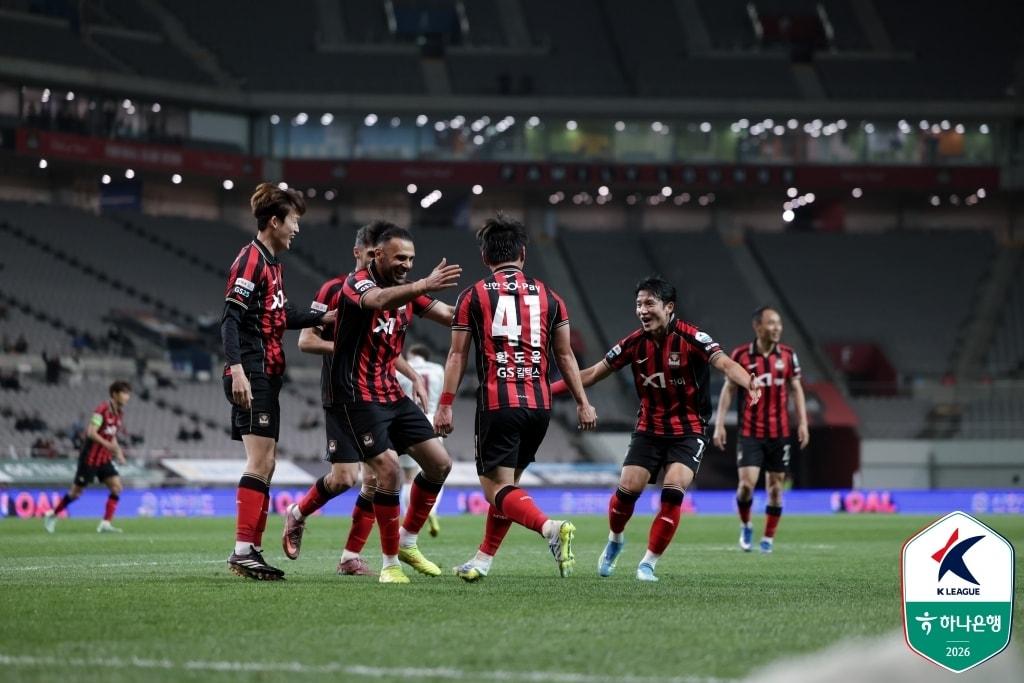 본문 이미지 - FC서울이 K리그1 선두를 질주하고 있다. 공격도 수비도 모두 잘 되고 있다. (한국프로축구연맹 제공)