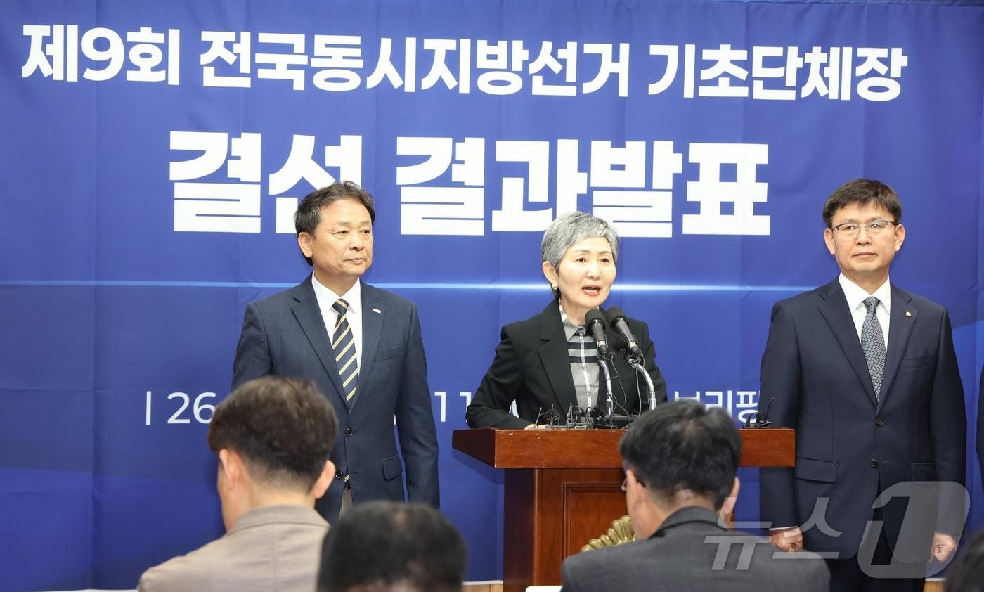 본문 이미지 - 박영자 더불어민주당 전북특별자치도당 선거관리위원장이 22일 전북 전주시 전북특별자치도의회에서 기초단체장 결선 결과를 발표하고 있다. ⓒ 뉴스1 유경석 기자