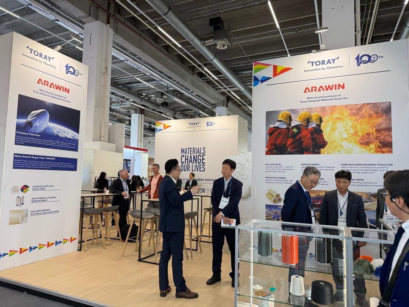 본문 이미지 - 도레이첨단소재가 독일에서 개최된 '테크텍스틸'에 참여해 부스에서 고객사를 만난다.(도레이첨단소재 제공)/뉴스1