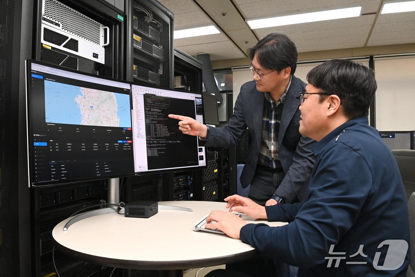 본문 이미지 - 에지 컴퓨팅 플랫폼 구현 결과를 확인하며 알고리즘 동작을 점검하는 ETRI 연구진(ETRI 제공) /뉴스1
