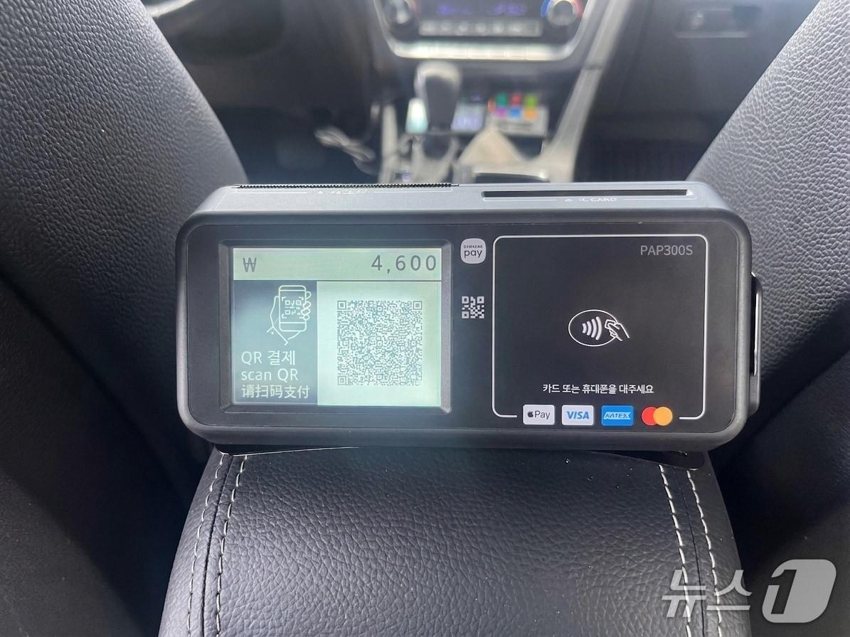 본문 이미지 - 뒷좌석 결제단말기.(강릉시 제공, 재판매 및 DB 금지) 2026.4.22/뉴스1