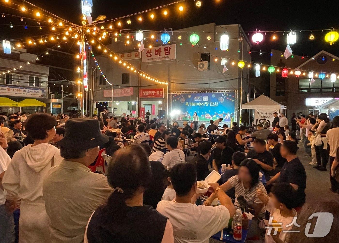 본문 이미지 - 육거리 야시장 만원 메인 행사장.(청주시 제공. 재판매 및 DB금지)