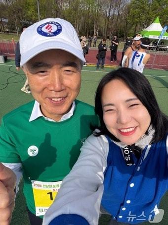 본문 이미지 - 전남대서 열린 5·18캠퍼스 마라톤에 참석한 양부남 국회의원과 사진찍는 구문정 더불어민주당 전남광주특별시의원 청년비례대표 예비후보.(SNS 캡쳐. 재배포 및 DB 금지) 2026.4.22 ⓒ 뉴스1