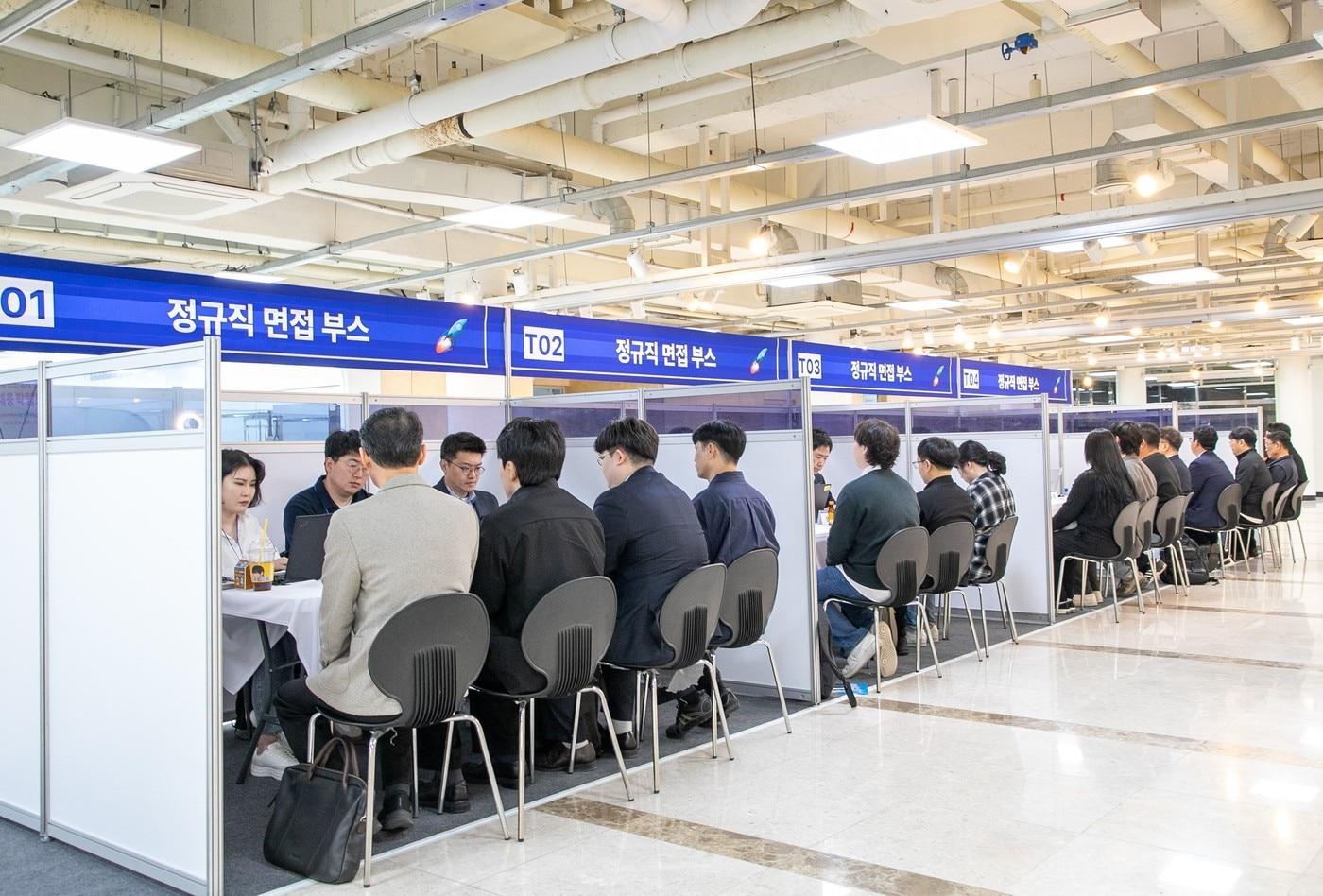 본문 이미지 - 지난 21일 부천대학교 몽당기념관에서 열린 '쿠팡 인천·경기권역 채용박람회'에 550여 명의 지원자가 몰렸다.(쿠팡 제공)