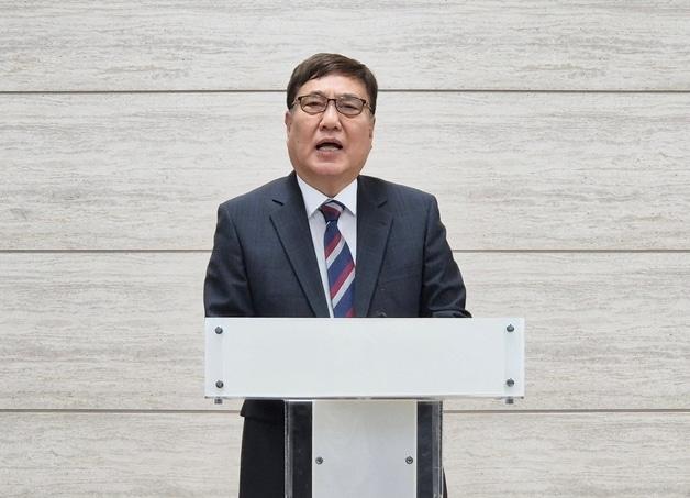 본문 이미지 - 조동욱 충북교육감 선거 예비후보가 22일 충북교육청에서 기자회견을 열어 진보 진영 후보 단일화를 촉구하고 있다. 2026.4.22/뉴스1