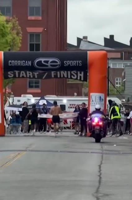 본문 이미지 - 조슈아 잭슨(왼쪽)이 결승선 앞에서 카슨 멜로(오른쪽)를 제치고 통과하고 있다. (WTHR 유튜브 캡쳐)