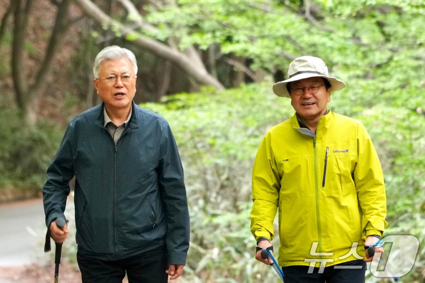 본문 이미지 - 문재인 전 대통령이 22일 오전 강기정 광주시장과 함께 광주 무등산국립공원을 찾아 등산하고 있다. (독자제공) 2026.4.22