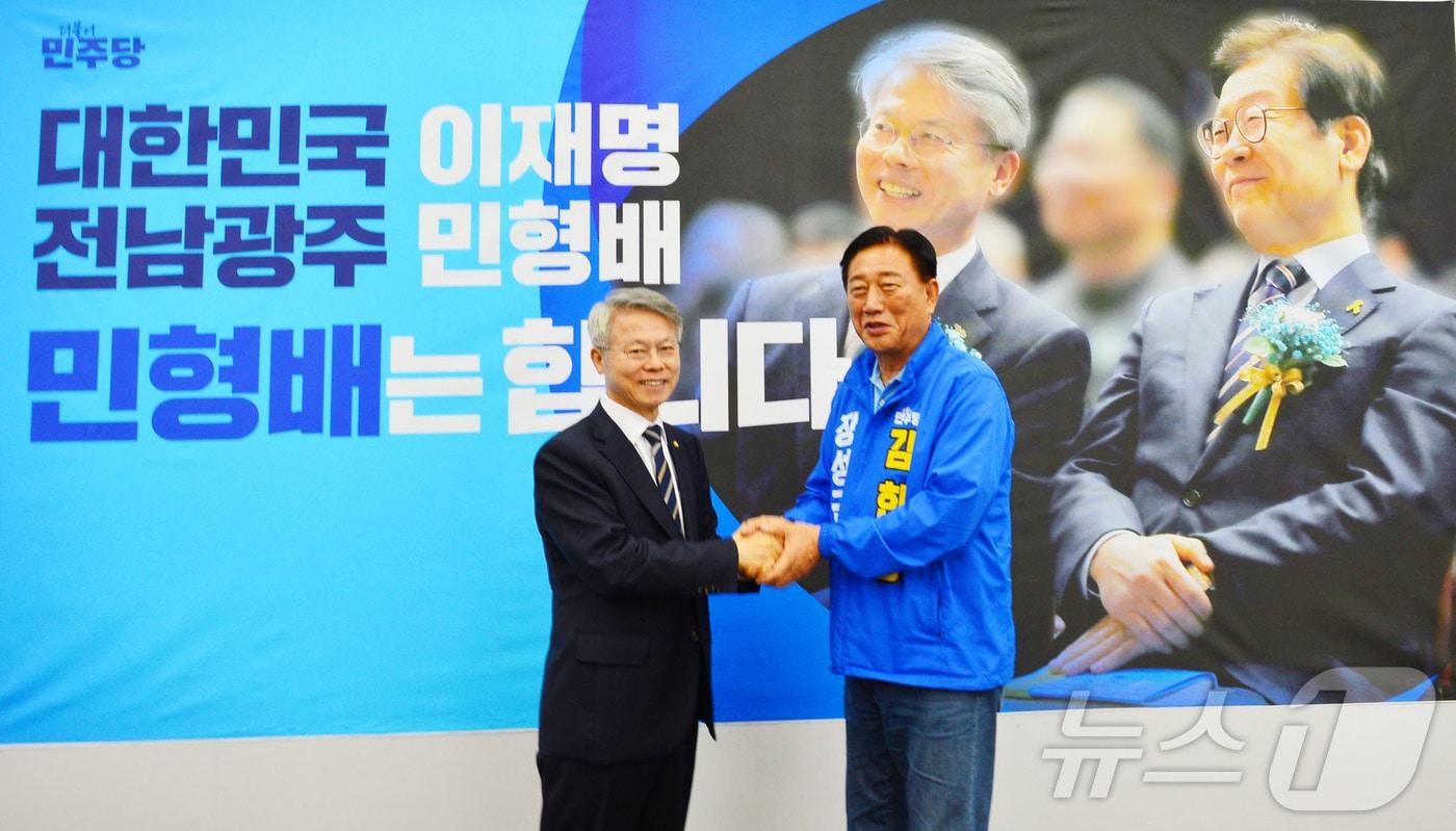 본문 이미지 - 김한종 더불어민주당 전남 장성군수 경선 후보가 민형배 전남광주특별시장 후보를 만나고 있다.(김한종 캠프 제공. 재배포 및 DB 금지)