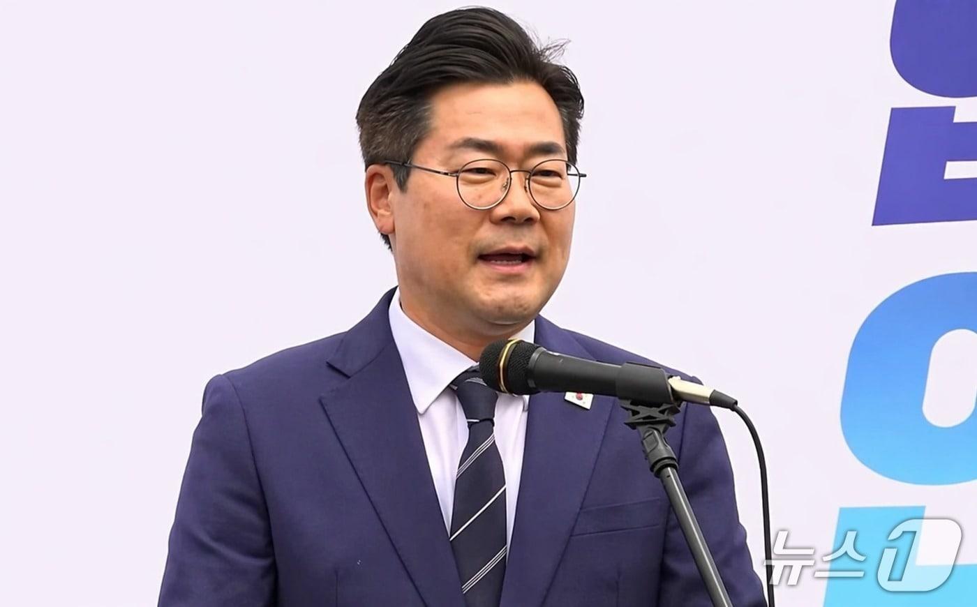 본문 이미지 - 박찬대 더불어민주당 국회의원이 22일 인천시청 앞 광장에서 6·3 지방선거 인천시장 출마를 선언하고 있다. / 뉴스1 ⓒ News1