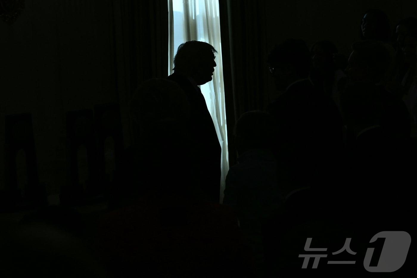 본문 이미지 - 도널드 트럼프 미국 대통령이 21일(현지시간) 워싱턴 백악관에서 열린 미국대학스포츠협회(NCAA) 농구 대회 시상식에 참석하고 있다. 2026.4.21 ⓒ AFP=뉴스1