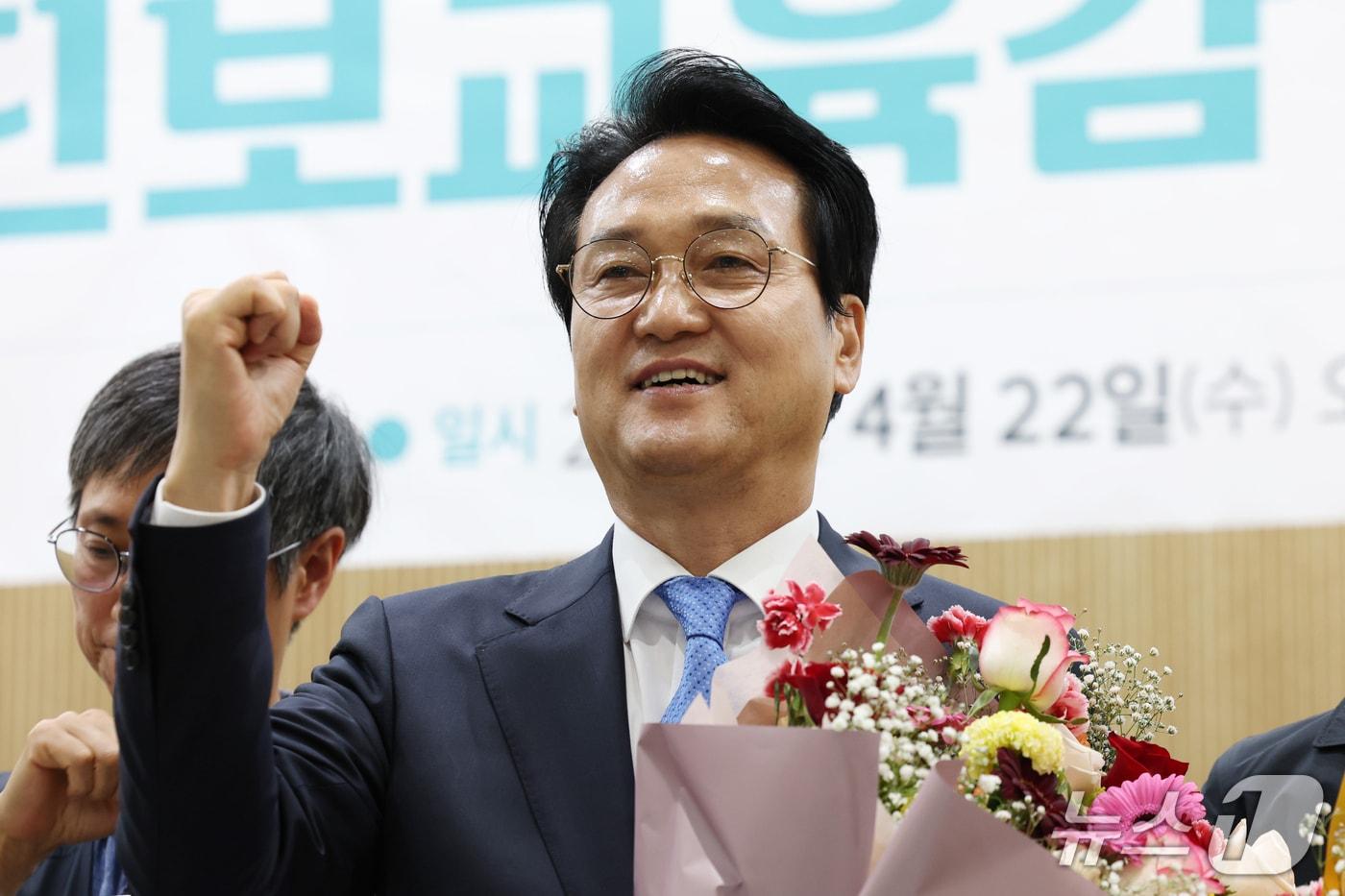 본문 이미지 -  경기도교육감 민주진보 진영 단일후보로 선출된 안민석 예비후보가 선출 직후 꽃다발을 들고 화이팅을 외치고 있다. 