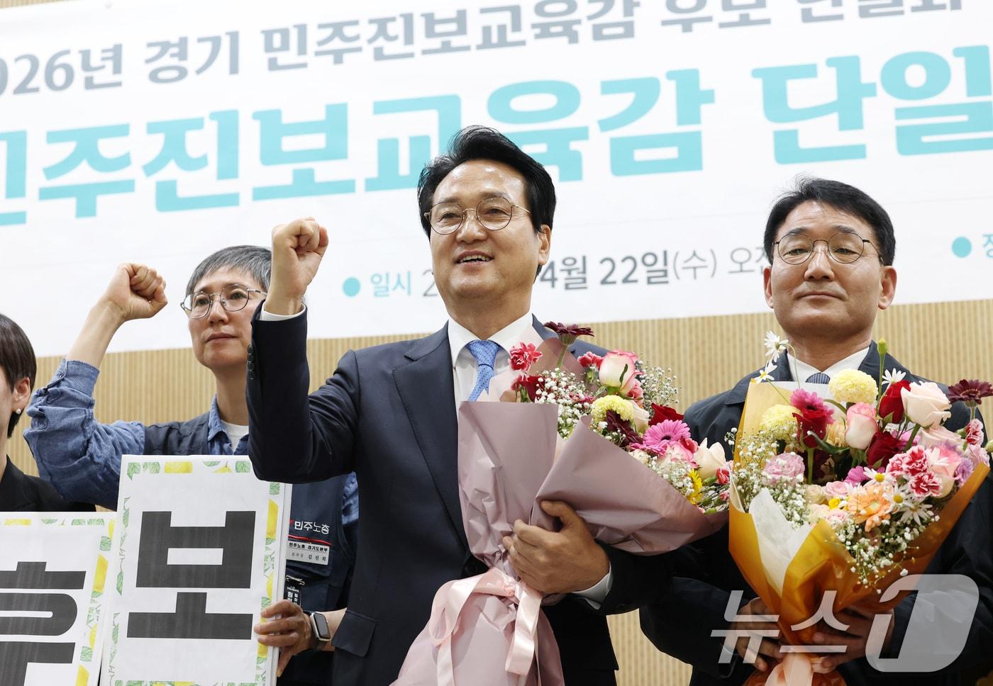 본문 이미지 - 안민석 경기교육감 선거 민주진보 진영 단일후보가 22일 경기 수원시 경기도의회 브리핑룸에서 단일후보 발표 기자회견을 마치고 기념촬영을 하고 있다. ⓒ 뉴스1 김영운 기자