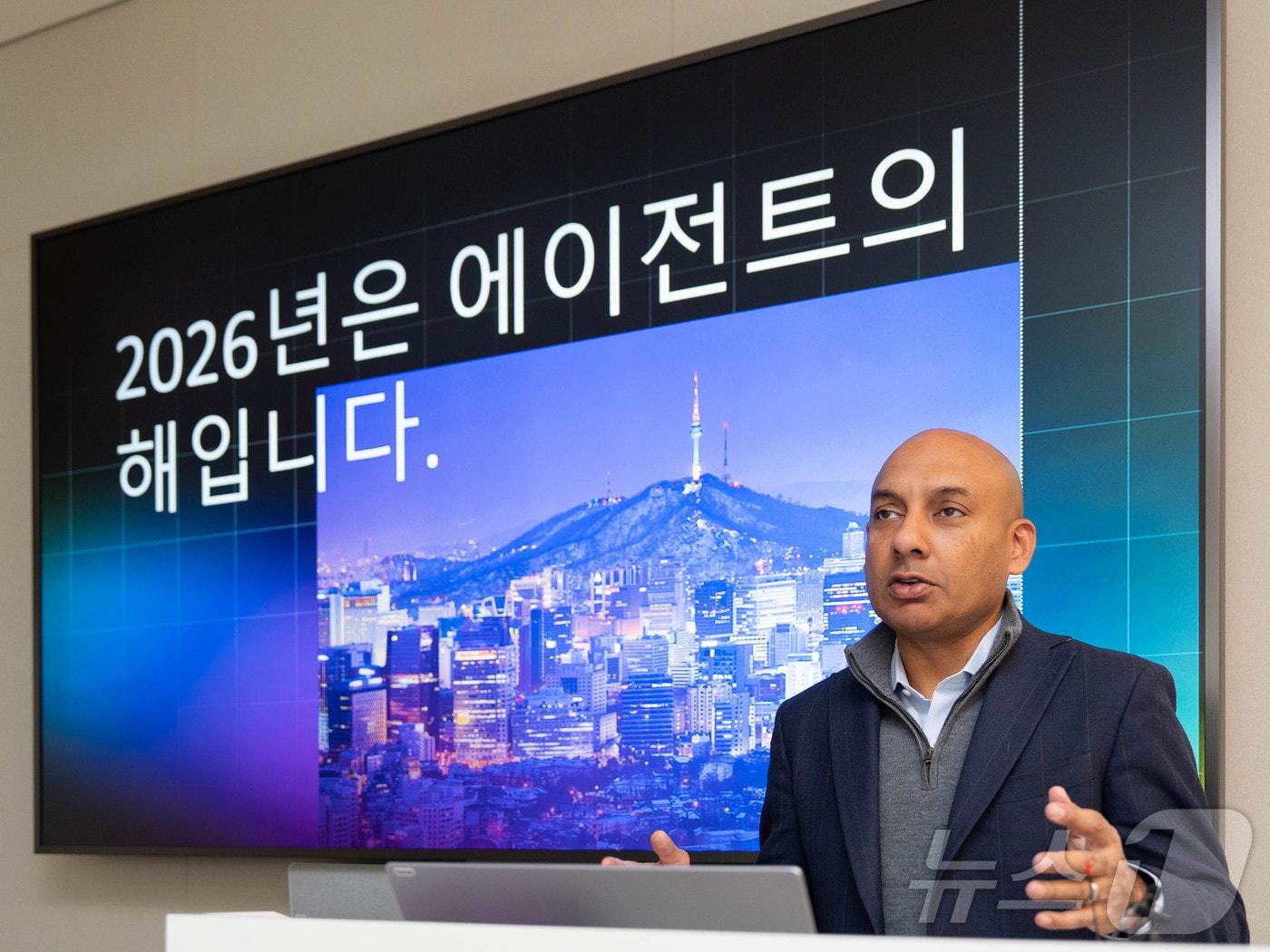 본문 이미지 - 라훌 파탁 아마존웹서비스(AWS) 데이터 및 인공지능(AI) GTM 부문 부사장이 22일 서울 강남구 AWS 코리아 오피스에서 열린 기자간담회에서 발언 중인 모습. 2026.04.22 ⓒ 뉴스1 (AWS제공)