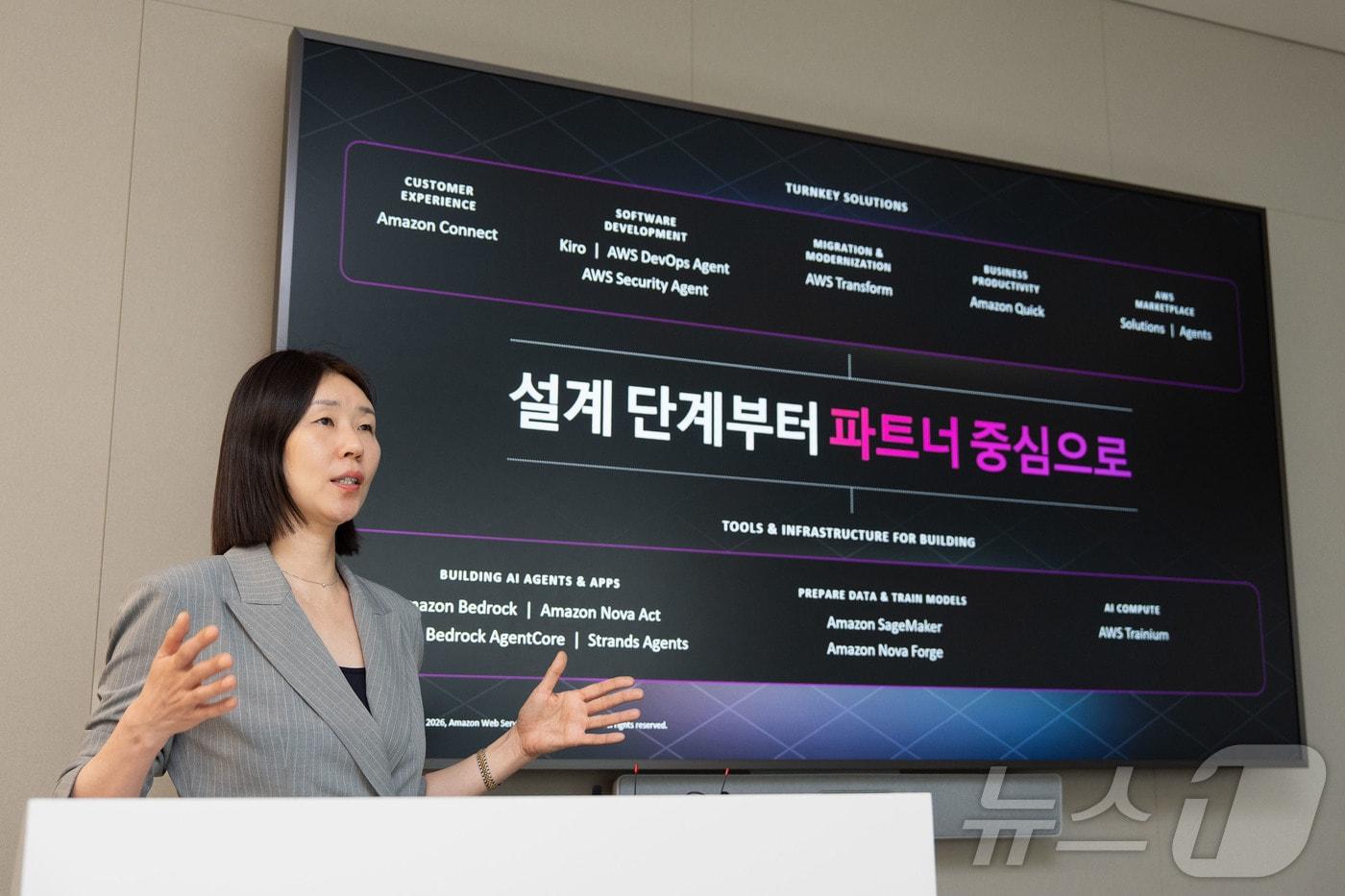 본문 이미지 - 방희란 아마존웹서비스(AWS) 코리아 파트너 부문 총괄이 22일 서울 강남구 AWS 코리아 오피스에서 열린 기자간담회에서 발언 중인 모습. 2026.04.22 ⓒ 뉴스1 (AWS제공)